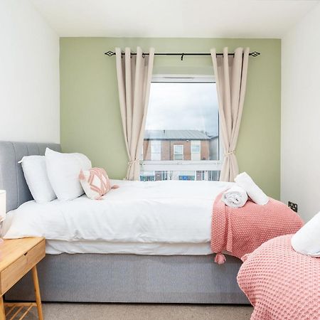 6 Guests - 3 Bedrooms - Free Wi-Fi - แมนเชสเตอร์ ภายนอก รูปภาพ